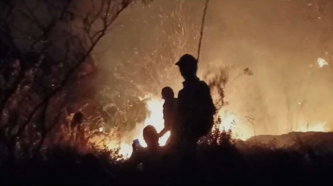 Pemadaman api di Gunung Penanggungan. (Foto: Dokumentasi BPBD Kabupaten Mojokerto)