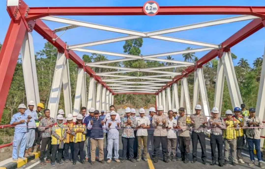 Jembatan Kali Glidik tuntas dibangun setelah putus diterjang lahar dingin Semeru, 7 Juli 2023 lalu. Kini akses antara Lumajang dan Kabupaten Malang kembali normal. (Foto: Ant)