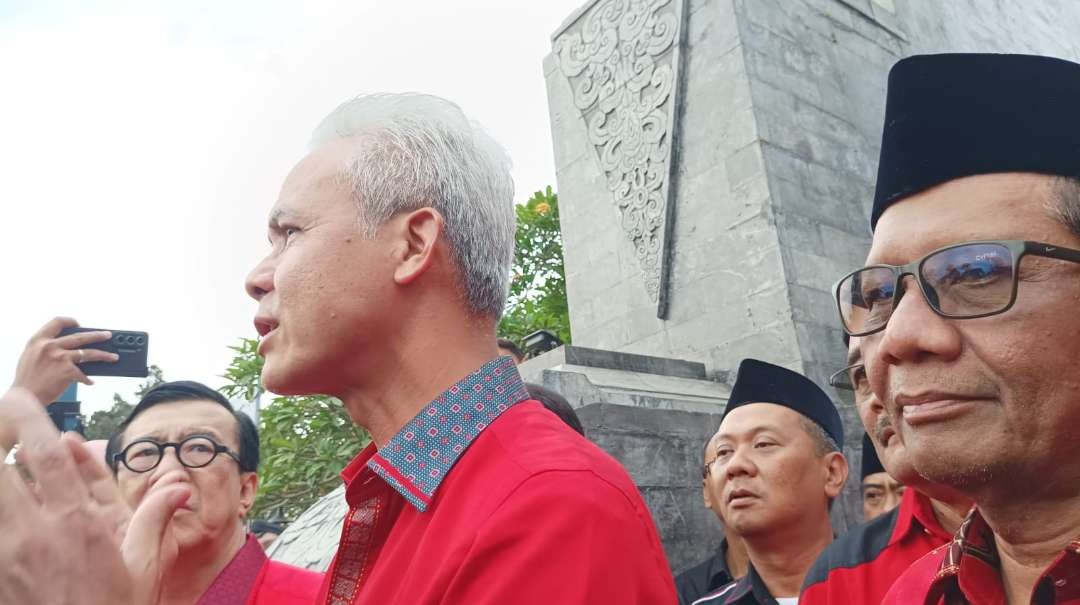 Ganjar Pranowo dan Mahfud MD ziarah ke makam Proklamator RI Ir Soekarno, pada Jumat 3 Nopember 2023.(Foto: choirul anam/ngopibareng.id)