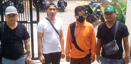 Mantan Kades Kotakan Situbondo, Suriwan, (kaos oranye) tersangka kasus korupsi Dana Desa 2020 ditangkap di kosan Jember. (Foto: Humas Polres Situbondo)