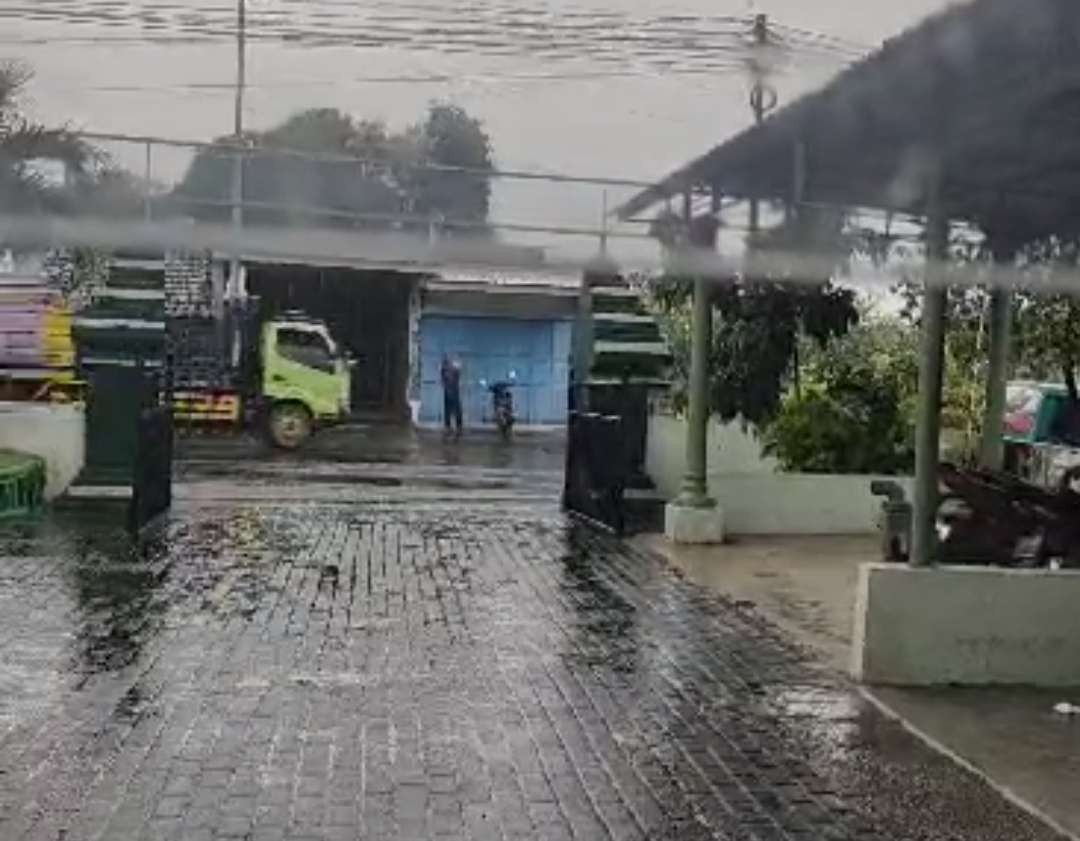 Hujan di Kecamatan Gondang Mojokerto.(Foto tangkapan layar video viral)