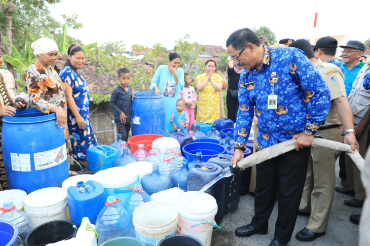 Pj Gubernur Jawa Tengah, Nana Sudjana saat menyalurkan air bersih ke warga yang terdampak kekeringan. (Foto: Humas Jateng)