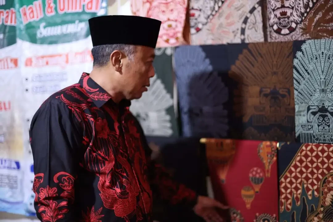 Bupati Ponorogo Sugiri Sancoko dalam sebuah acara pameran batik. (Foto: dok. kominfo ponorogo)