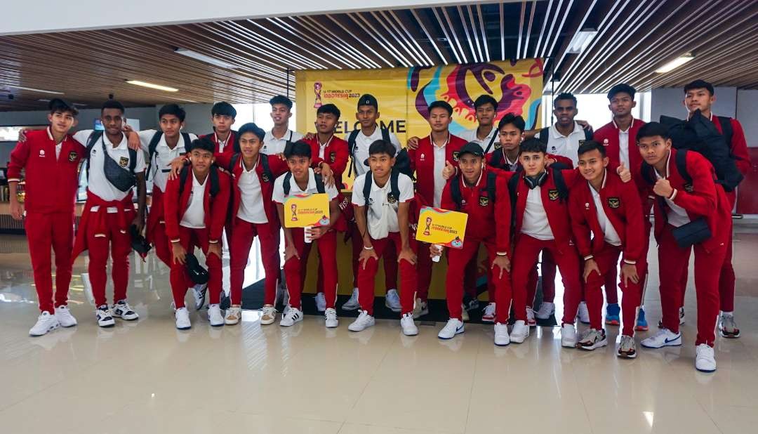 Timnas Indonesia U-17 saat tiba di Bandara Internasional Juanda. (Foto: Aini Arifin/Ngopibareng.id)