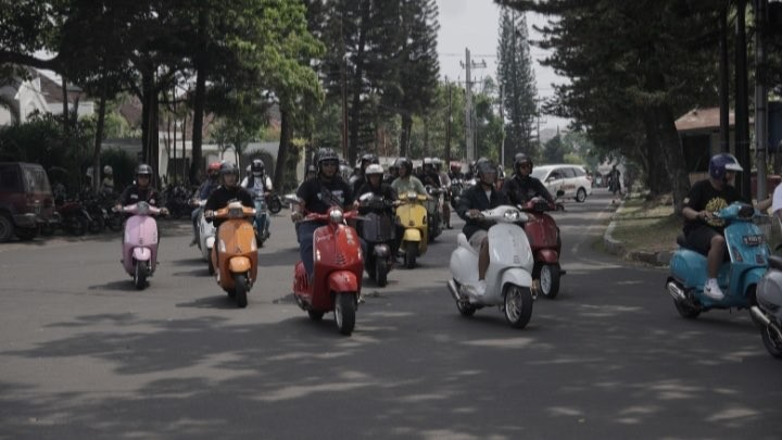 Sejumlah penggemar Vespa di Kota Malang saat mengikuti Weekend Ride. (Foto: VespaBox Indonesia)