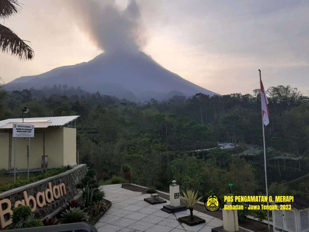 Gunung Merapi teramati berupa asap kawah utama berwarna putih dengan intensitas tebal tinggi sekitar 250 meter dari puncak, teramati dari Pos Babadan, Kecamatan Dukun, Kabupaten Magelang, Jawa Tengah pada Sabtu 4 November 2023