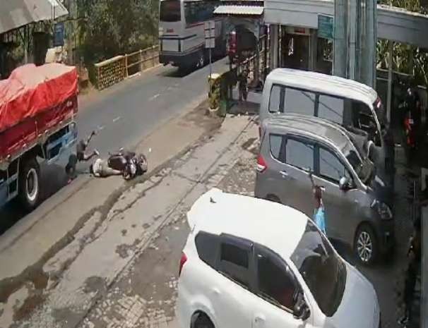 Dua pengendara motor tertabrak truk di Jl. Raya Banjarsari, Kabupaten Probolinggo. (Tangkapan layar CCTV).