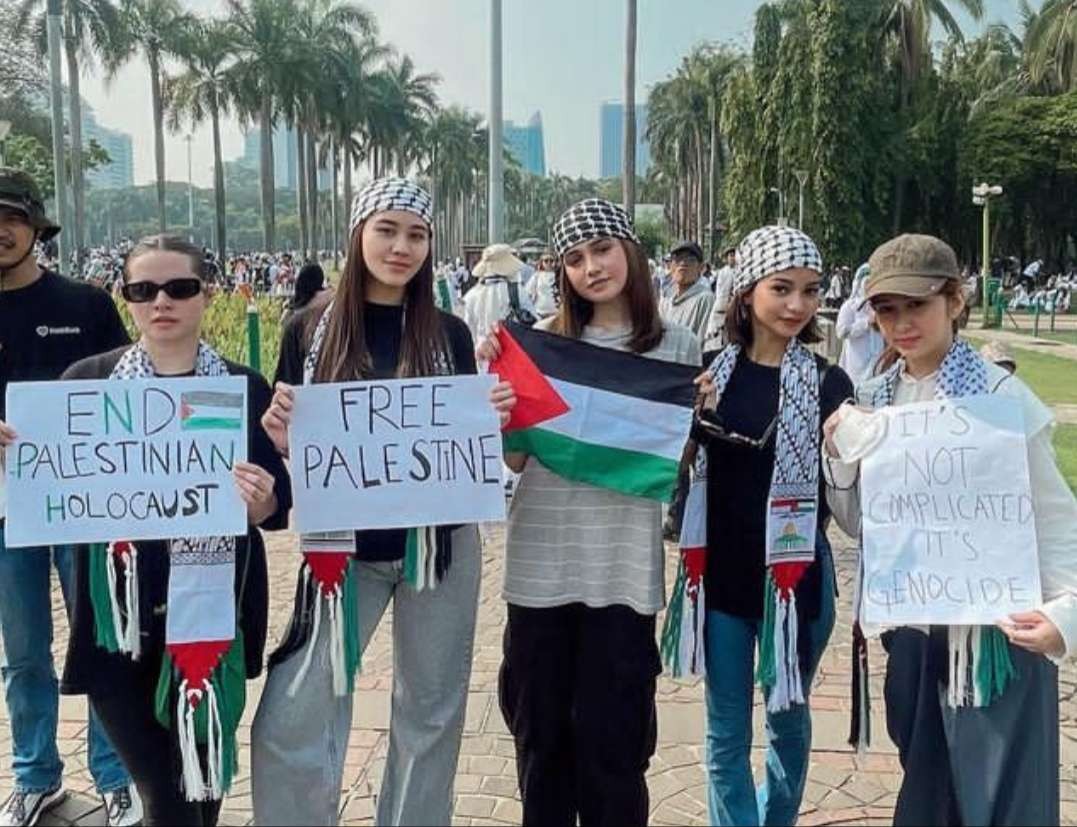 Aaliyah Massaid dan Syifa Hadju ikut Aksi Damai Bela Palestina di Monas, Jakarta, Minggu 5 November 2023. (Foto: Instagram)