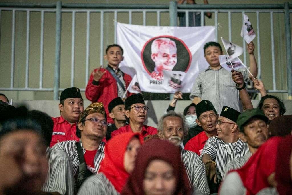 Pendukung Ganjar Pranowo dan Mahfud MD dari Surabaya ikut Doa Keselamatan untuk Bangsa, yang digelar PDI Perjuangan di Gelora Joko Samudra, Gresik, Jumat 3 November 2023. (Foto: Istimewa)