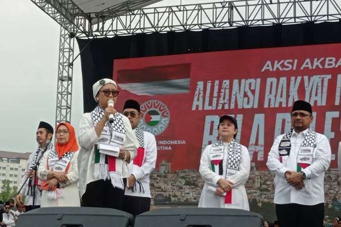 Menteri Luar Negeri RI, Retno LP Marsudi, menjadi bintang dalam Aksi Bela Palestina Lintas Agama di Monas, Jakarta Pusat, Minggu 5 November 2023. (Foto: asmanu/ngopibareng.id)