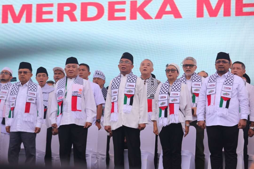 Menko PMK Muhadjir Effendy menghadiri kegiatan "Aksi Akbar: Aliansi Rakyat Indonesia Bela Palestina", di Monumen Nasional. (Foto: Dok Kemenko PMK)