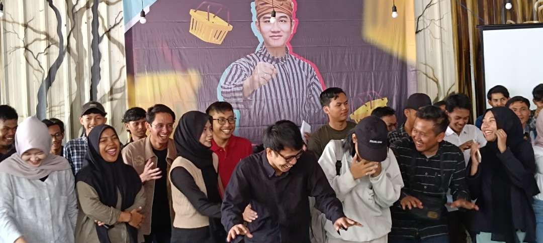 Ratusan pemuda-pemudi di Kediri beri dukungan kepada Gibran Rakabuming Raka sebagai cawapres Prabowo Subianto. (Foto: Fendi Lesmana/Ngopibareng.id)