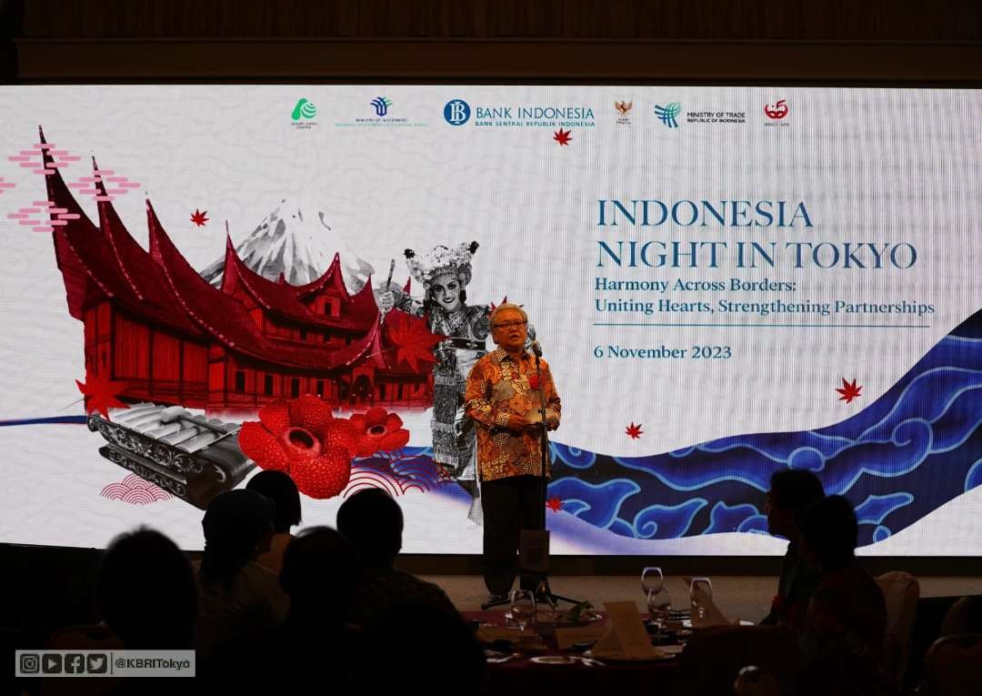 Dubes Heri Akhmadi menganugerahkan Ambassador Award sebagai bentuk apresiasi kepada 12 individu yang berkontribusi dalam penguatan Indonesia-Jepang. (Foto: Dok KBRI Tokyo)