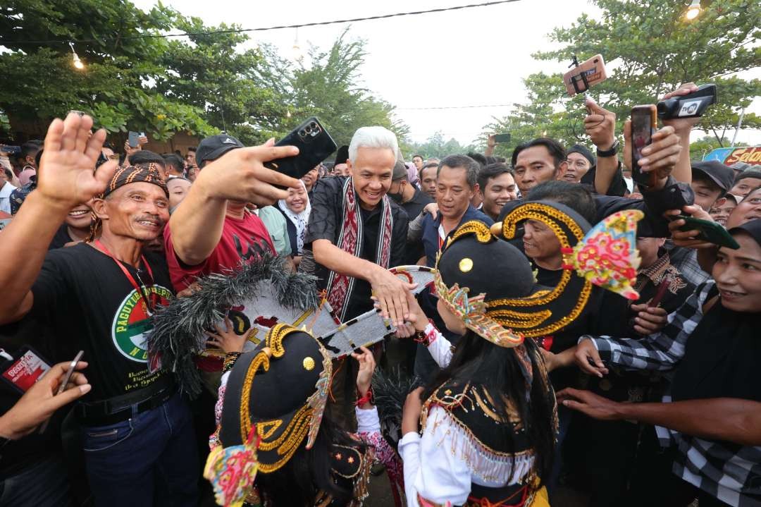 Para transmigran asal Jawa Tengah di Sumatera Selatan saling berebut salaman dengan Ganjar Pranowo. (Foto: Dok TPN Ganjar-Mahfud)