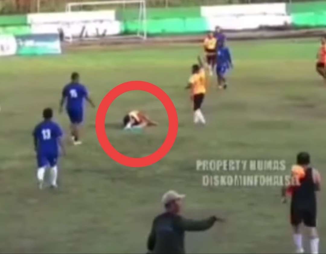 Bupati Halmahera Selatan, Usman Sidik kolaps saat bermain sepak bola. (Foto: Tangkapan layar video Diskominfo Halsel)