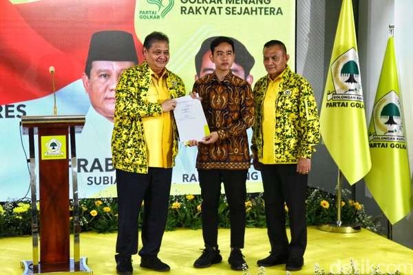 Gibran Rakabuming Raka terima surat Rapimnas Golkar yang memilihnya jadi cawapres Prabowo Subianto, 21 Oktober 2023. (Foto: Istimewa)