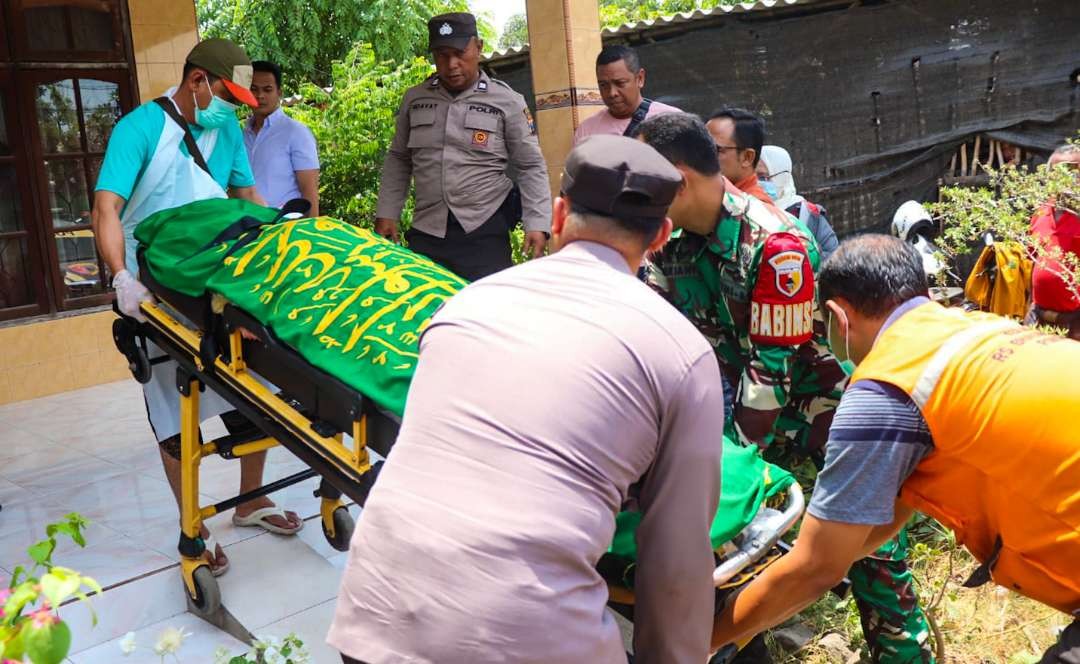 Proses evakuasi jenazah korban perampokan dan pembunuhan di Sidoarjo (Foto : Aini/Ngopibareng.id)