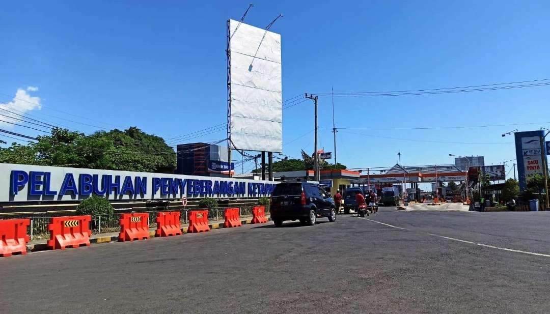 Pelabuhan Penyeberangan Ketapang, Banyuwangi, Jawa Timur, menertibkan loket penjualan tiket online libur Nataru. (Foto: Muh Hujaini/Ngopibareng.id)