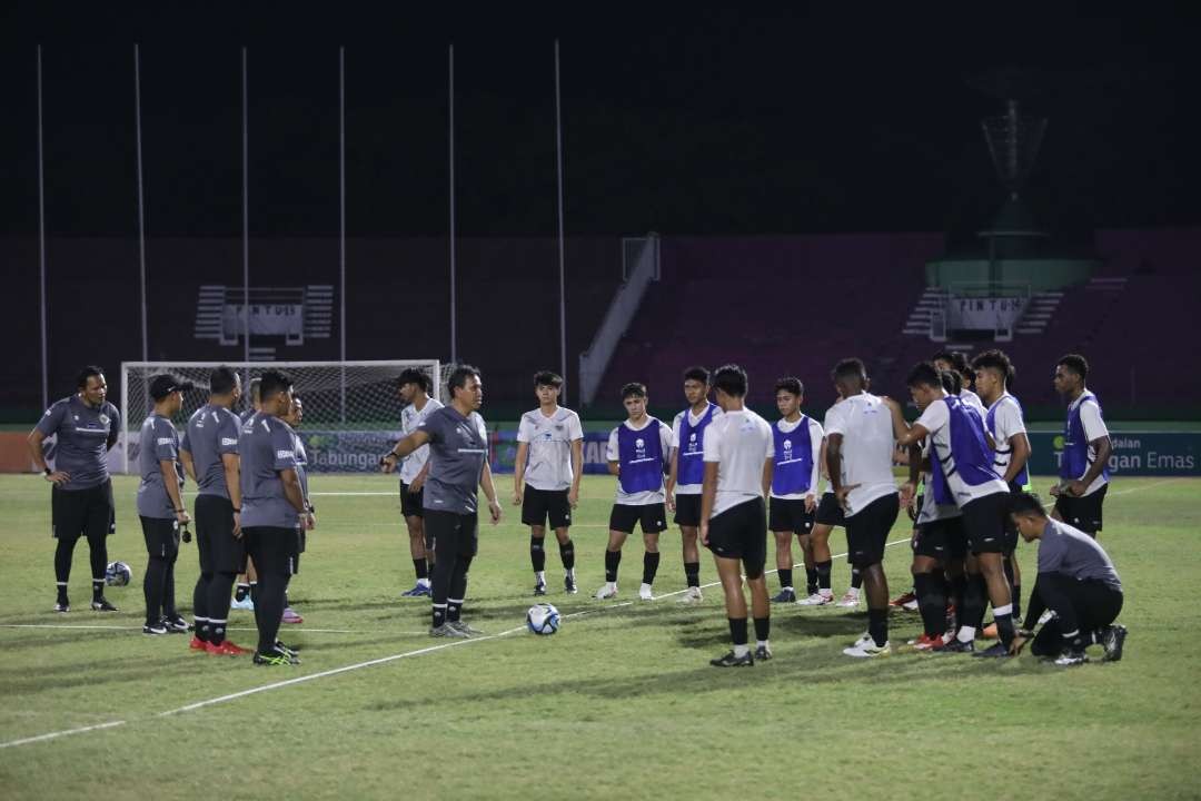 Bima Sakti sengaja menggelar latihan di malam hari agar Timnas Indonesia U-17 bisa beradaptasi dengan jadwal pertandingan Piala Dunia U-17, di mana semua laga Timnas Indonesia U-17 akan digelar malam hari. (Foto: PSSI)