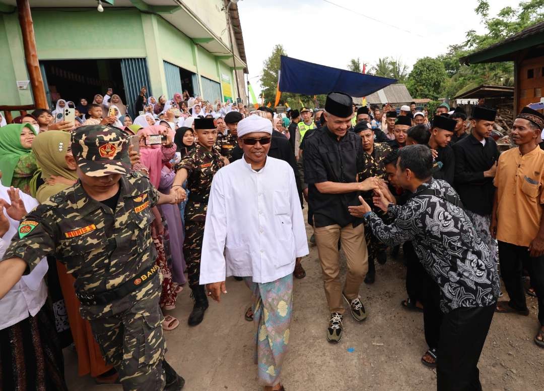 Ganjar Pranowo saat bersilaturahmi di Pondok Pesantren Hidayatul Fudhola' Walisongo, Musi Banyuasin, Senin 6 November 2023. (Foto: istimewa)