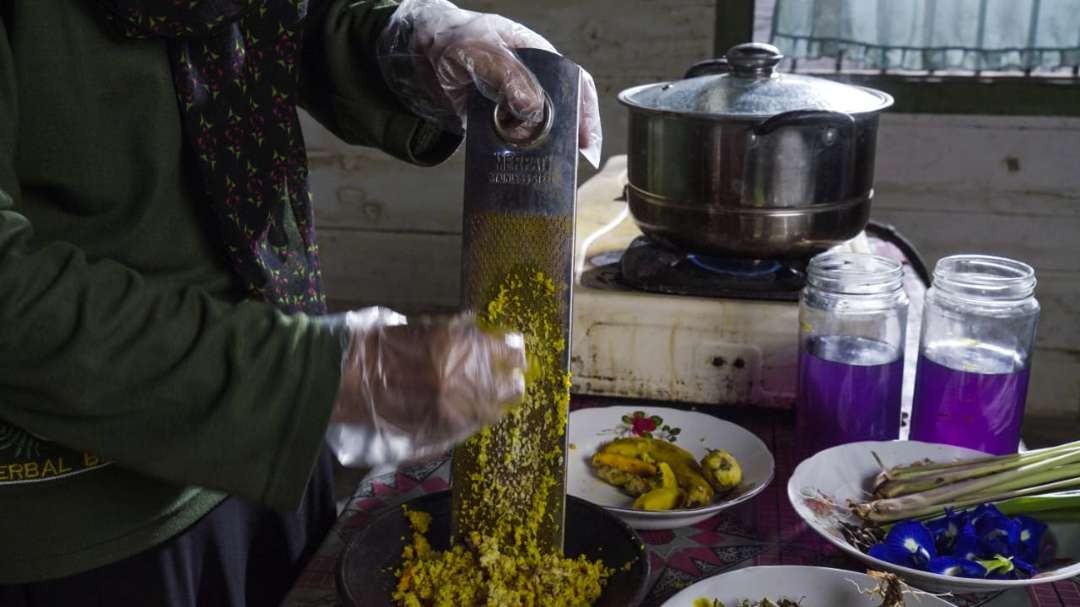 Proses pembuatan minuman berbahan bunga telang di Desa Bajo. (Foto: Istimewa)
