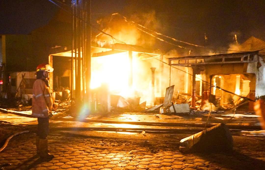 Kebakaran terjadi di Dusun Keling, Desa Jumputrejo, Kecamatan, Sukodono, Sidoarjo pada pukul 19.00 WIB, pada Selasa 7 November 2023. (Foto: Aini/ngopibaeng.id).
