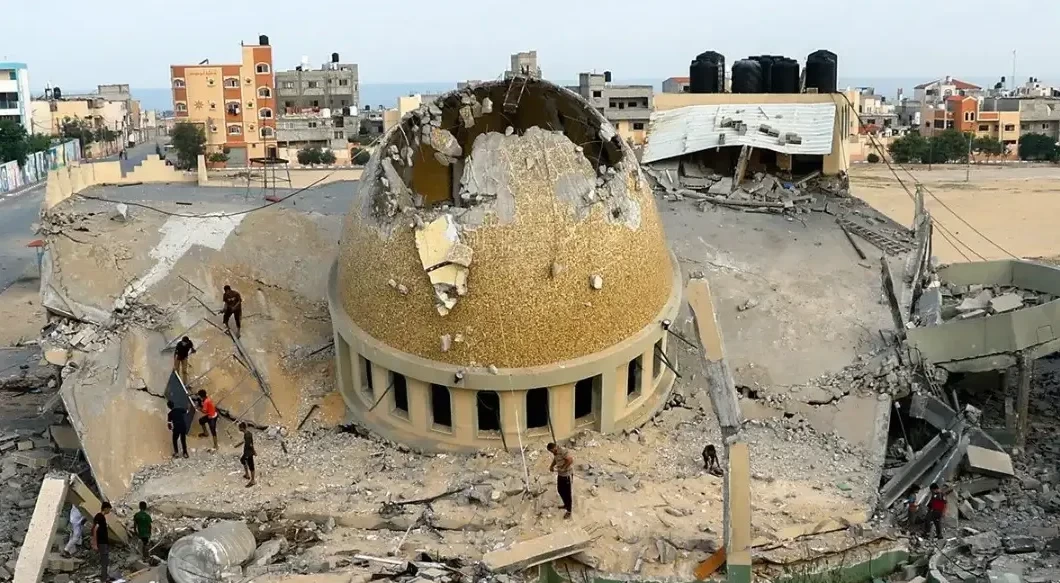 Kebiadaban Israel yang membom kawasan sipil di Jalur Gaza, ibu-ibu dan anak jadi korbannya. Masjid di Palestina pun dibom Israel. (Foto: reuters)