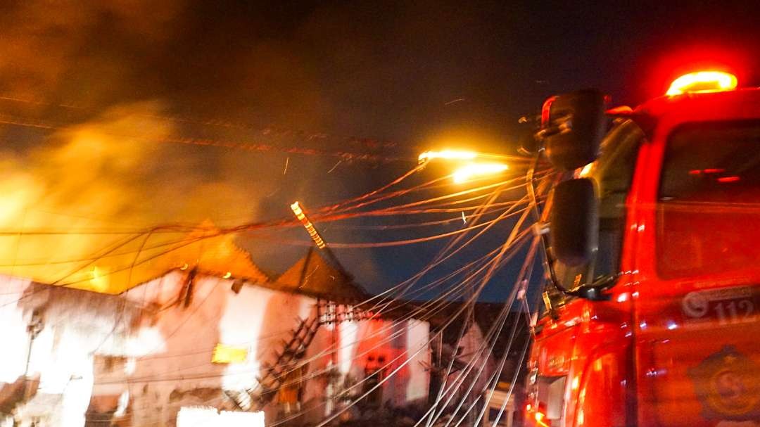 Kobaran api menyambar kabel listrik di atas rumah sebabkan listrik padam di 4 desa (Foto : Aini/Ngopibareng.id)