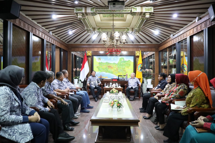 Pertemuan Pj Gubernur Jawa Tengah dengan perwakilan APINDO membahas upah minimum provinsi (UMP) Jawa Tengah tahun 2024. (Foto: Humas Jateng)