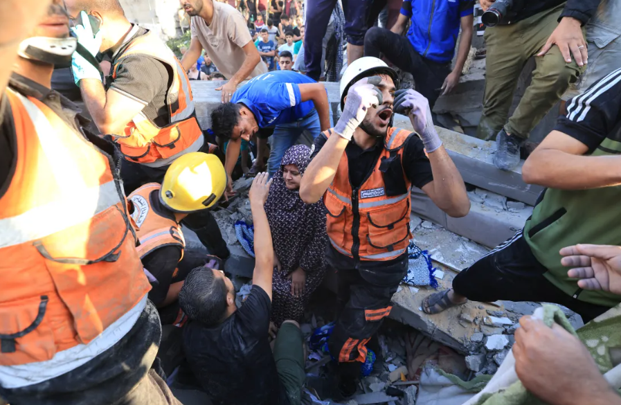 Penyelamatan warga Gaza dari reruntuhan gedung akibat serangan Israel. (Foto: Reuters via Al Jazeera)