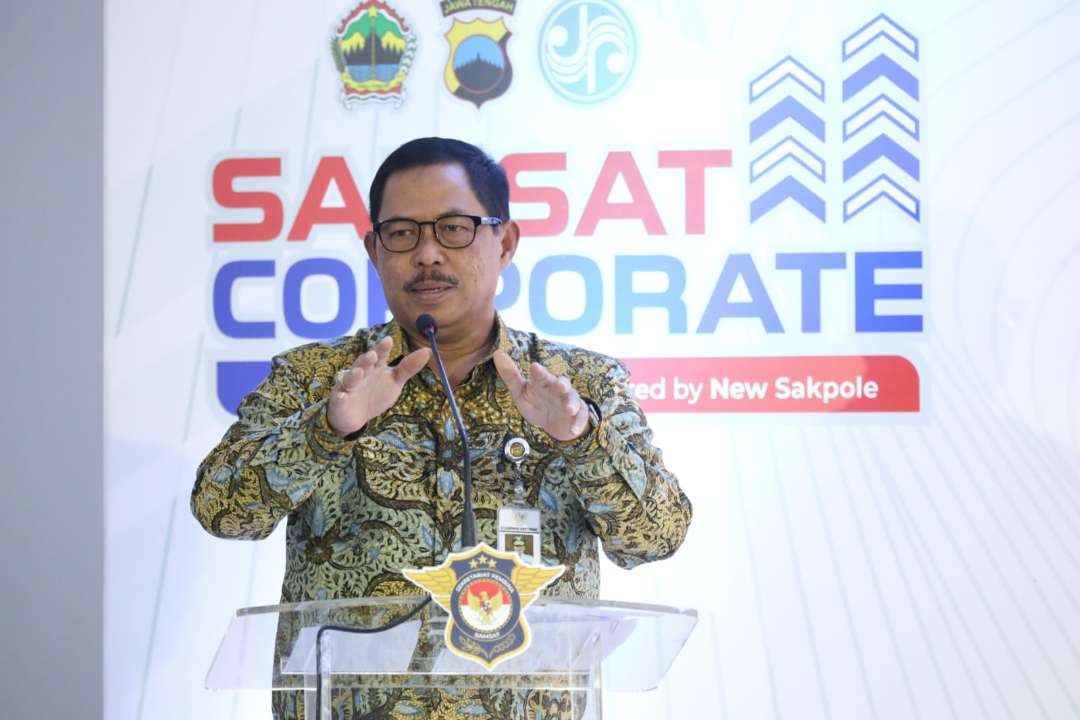 Pj Gubernur Jawa Tengah, Nana Sudjana saat meresmikan Samsat Corporate di PT Triangle Motorindo Semarang. (Foto: Pemprov Jawa Tengah)