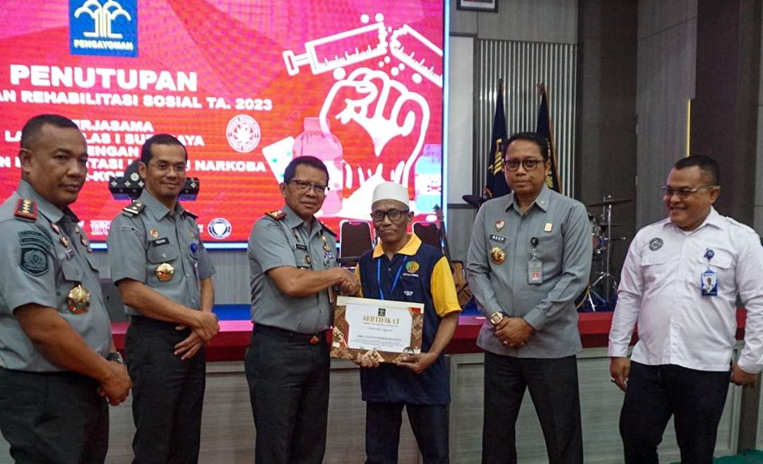 Kakanwil berikan penghargaan salah satu peserta rehabsos (Foto : Aini/Ngopibareng.id)