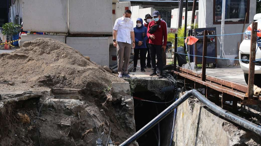 Walikota Surabaya, Eri Cahyadi saat melakukan pengecekan saluran air yang dipasang di wilayah perkampungan. (Foto: Istimewa)