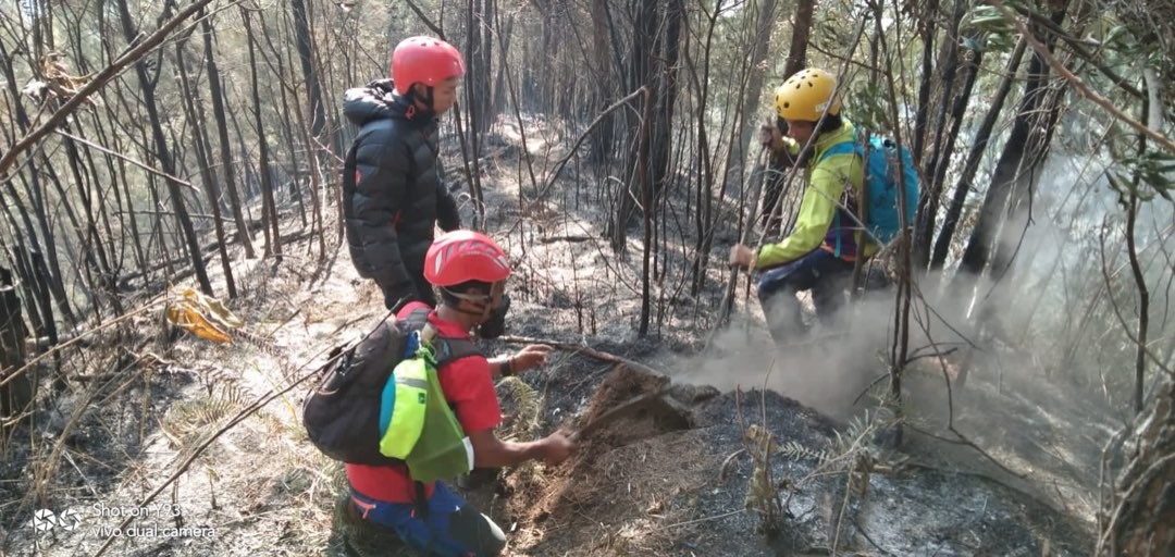 Personel gabungan melakukan penanganan kebakaran hutan di Gunung Kawi, Jawa Timur. (Foto: Humas Polres Malang)