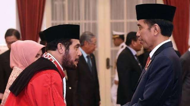Anwar Usman, adik ipar Presiden Jokowi tetap hakim Mahkamah Konstitusi, hanya dicopot jabatan sebagai ketua berdasarkan keputusan MKMK. (Foto: Setpres)