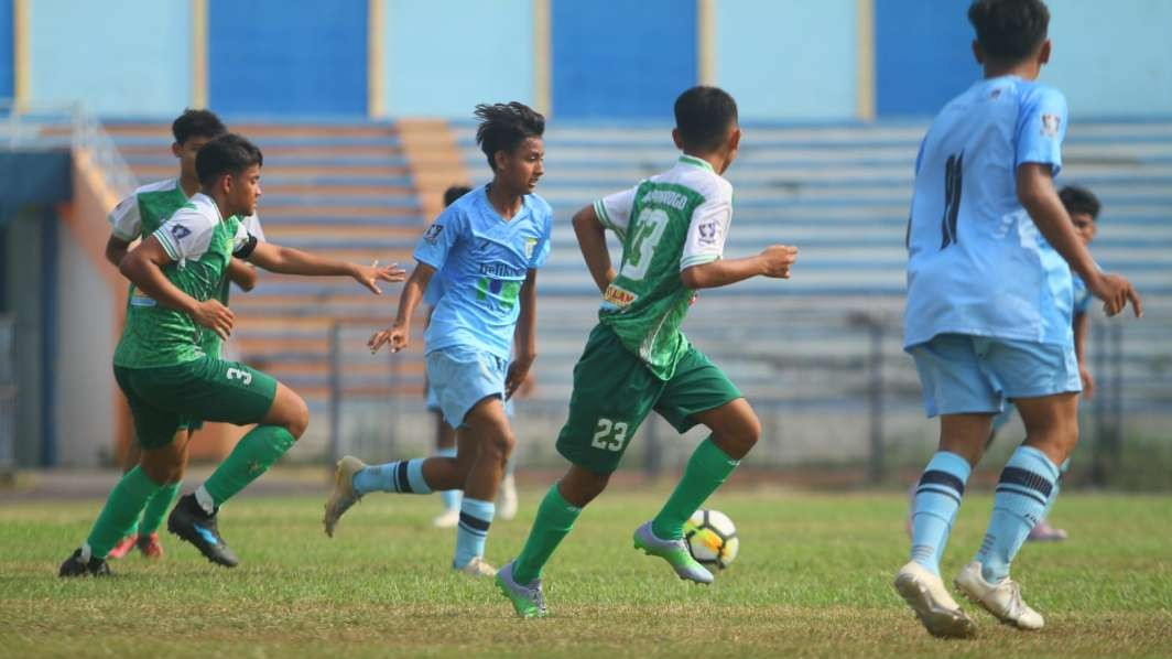 Pemain Persela U-17 sedang berebut bola dengan tim lawan PSHW Ponorogo di Piala Suratin. (Foto: Istimewa)
