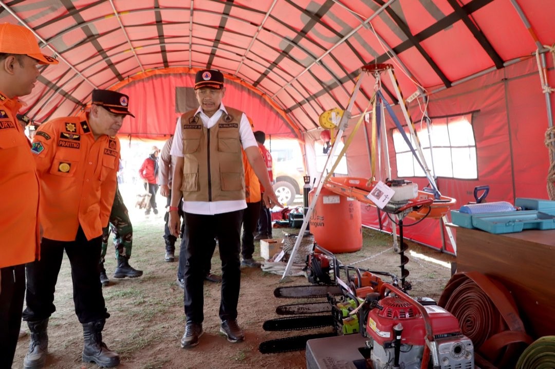 Penjabat (Pj) Walikota Malang, Wahyu Hidayat saat memeriksa perlengkapan penanganan bencana hidrometeorologi (Foto: Lalu Theo/Ngopibareng.id)