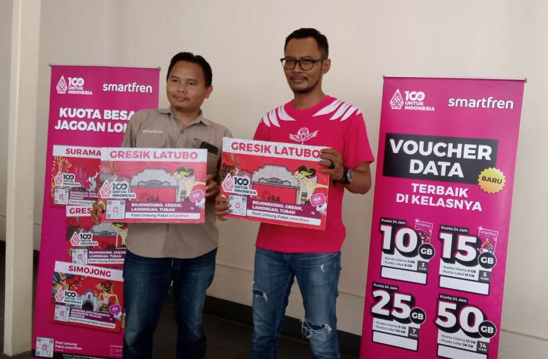 Regional Brand dan Marketing North East Java Smartfren, Ales Shella Hadysara menyampaikan keunggulan kartu perdana yang baru diluncurkan. (Foto: Khoirul Huda/Ngopibareng.id)