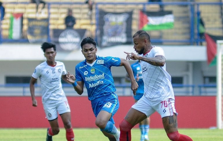 Jalannya laga Persib Bandung melawan Arema FC di pekan ke-19 Kompetisi Liga 1 (Foto: Twitter/@Aremafcofficial)