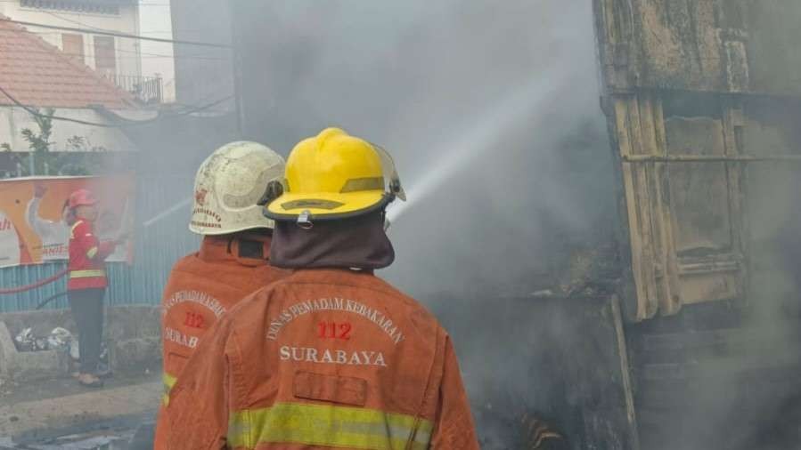 Petugas PMK saat melakukan pemadaman api yang membakar truk bermuatan obat-obatan di Jalan Teluk Nibung, Surabaya, Rabu 8 November 2023. (Foto: Istimewa)