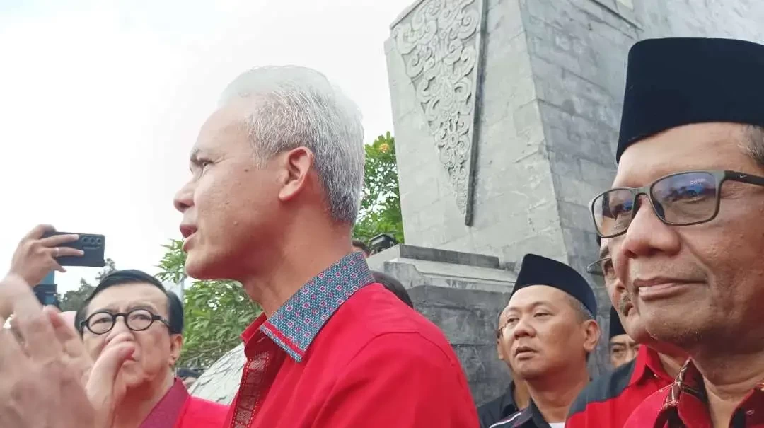 Ganjar Pranowo dan Mahfud MD saat ziarah ke makam Proklamator RI Ir Soekarno, pada Jumat 3 Nopember 2023.(Foto: choirul anam/ngopibareng.id)