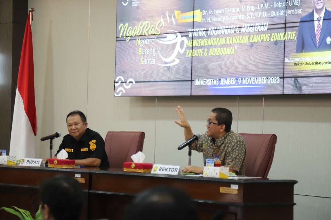 Bupati Jember Hendy Siswanto ngobrol bareng santai bersama Rektor Unej Iwan Taruna (Foto: Dok Diskominfo Jember)