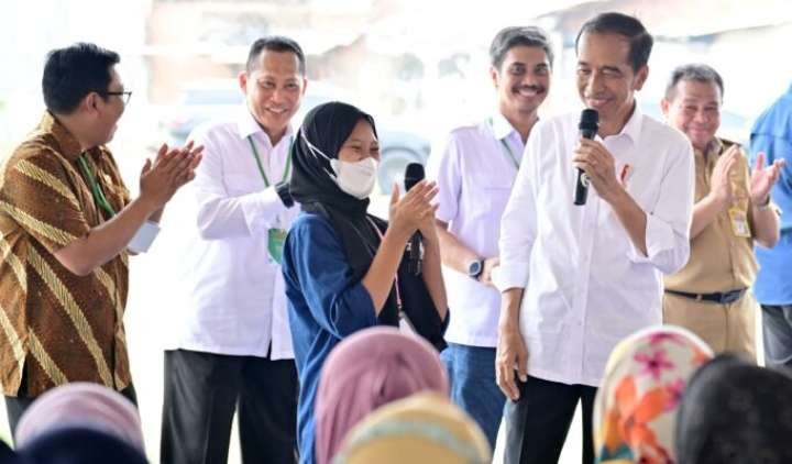 Presiden Jokowi berdialog dengan masyarakat penerima manfaat bantuan pangan berupa beras. (Foto: Setpres)