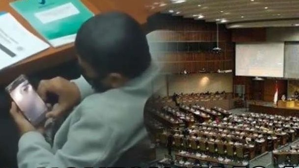 Wakil rakyat sibuk buka film porno di parlemen. (Ilustrasi humor)