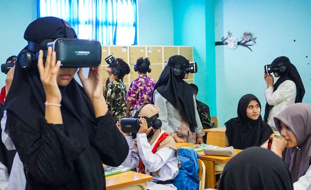 Suasana di kelas saat siswa menonton film perjuangan menggunakan VR (Foto : Aini/Ngopibareng.id)