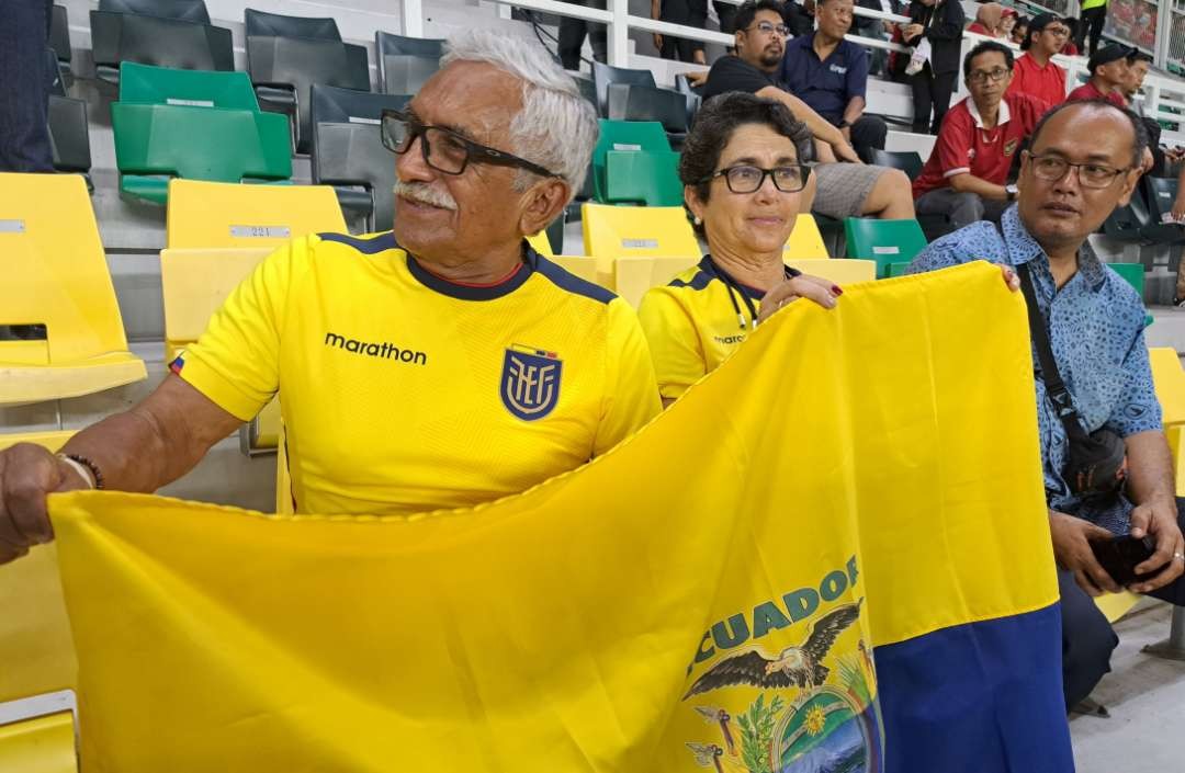 Sepasang suami istri asal Ekuador Ramiro Padilla Arch dan  Lola Escalante memakai kaos kuning saat berada di GBT. (Foto: Pita Sari/Ngopibareng.id).