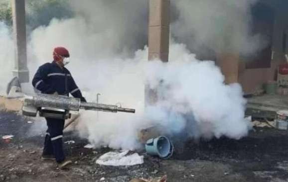 Seorang petugas dari Dinkes Kabupaten Probolinggo melakukan pengasapan (fogging) salah satu cara membasmi nyamuk Aedes Aegiyty. (Foto: Ikhsan Mahmudi/Ngopibareng.id)