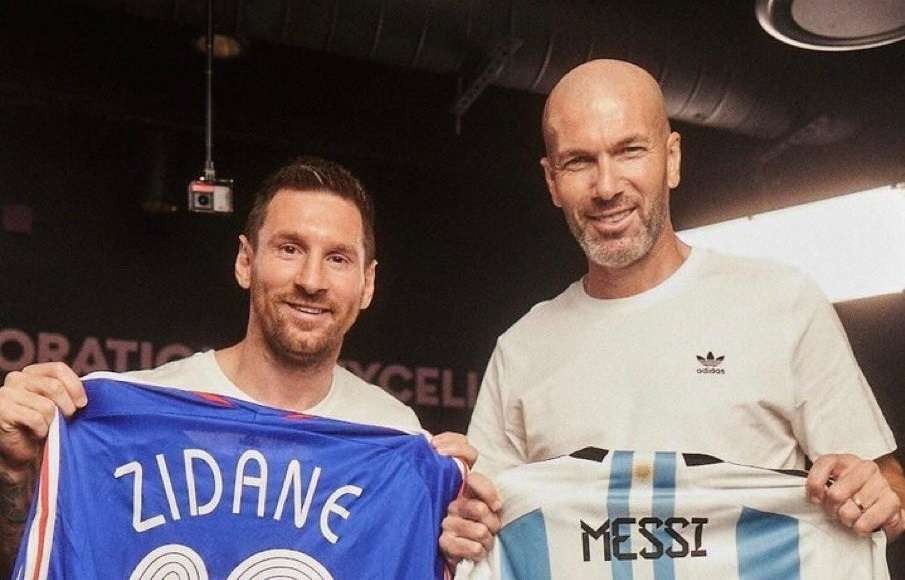 Lionel Messi kagumi Zinedine Zidane meski mereka pernah terlibat dalam rivalitas sengit di La Liga Spanyol. (Foto: