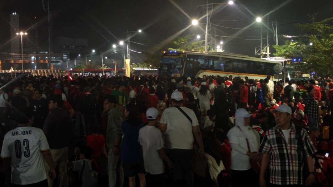 Ribuan penonton mengantri untuk menaiki shuttle bus usai menyaksikan Piala Dunia U-17 di Stadion Gelora Bung Tomo, Surabaya, Jumat 10 November 2023. (Foto: Fariz Yarbo/Ngopibareng.id)