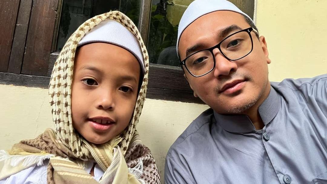 KH Mohammad Nailur Rochman (Gus Amak), Pengasuh Pondok Pesantren Bayt al-Hikmah, Kota Pasuruan, dan putranya. (Foto: akun fb ybs)